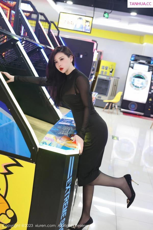 王格 王婉悠 [XiuRen]高清写真图 2023.08.14 No.7230 王婉悠Queen 黑丝丰腴第3张图片